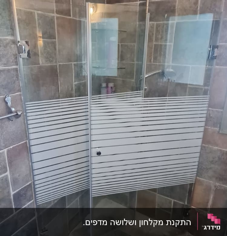 מקלחון זכוכית עם ראש מקלחת עגול וקירות אריחים